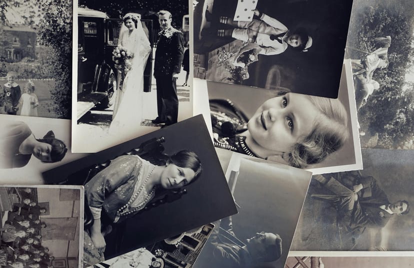 Kolorowy mural przedstawiający twarz człowieka